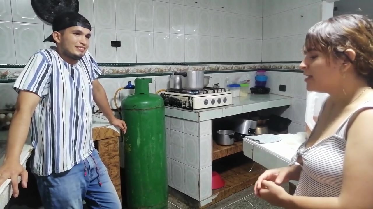 Se Me Dana Coladera Y Llamo Al Fontanero Pero Me Seduce Y Follamos Hasta Tragarme Su Leche