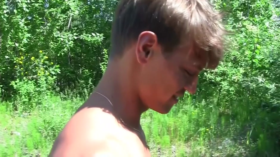 Ariana in beautiful chick getting fucked in the park