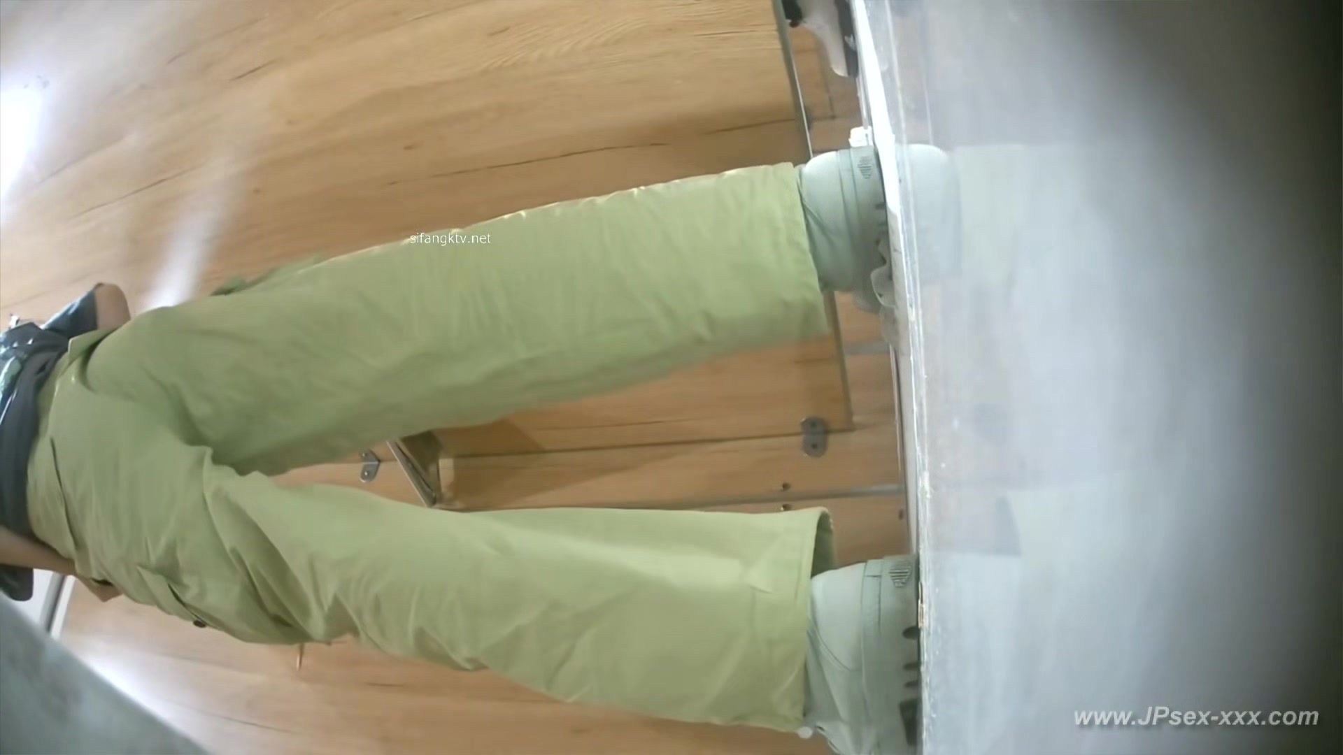 chinese girls go to toilet.319