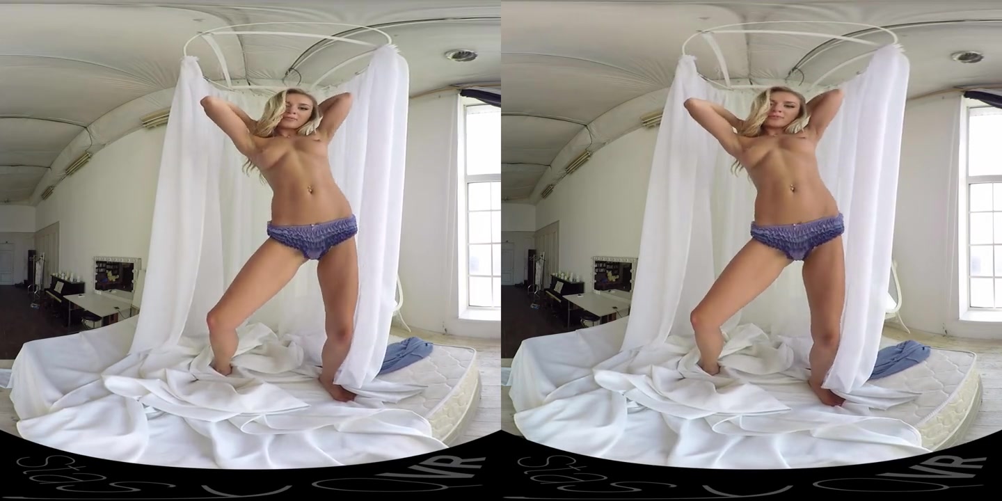 Blonde Stunner Has Erotic Fun in the Morning
