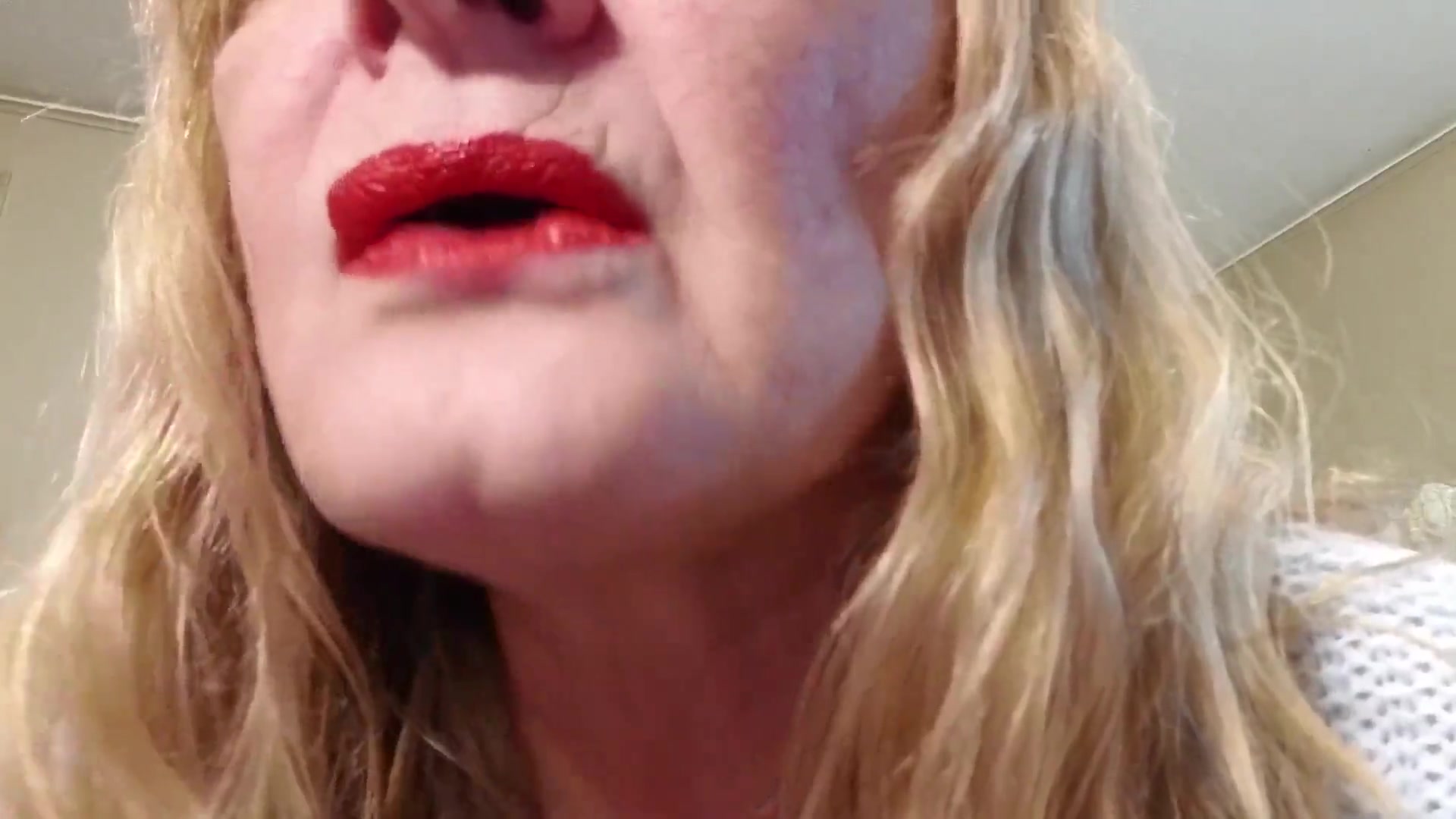Shiny Red Lipstick - TacAmateurs