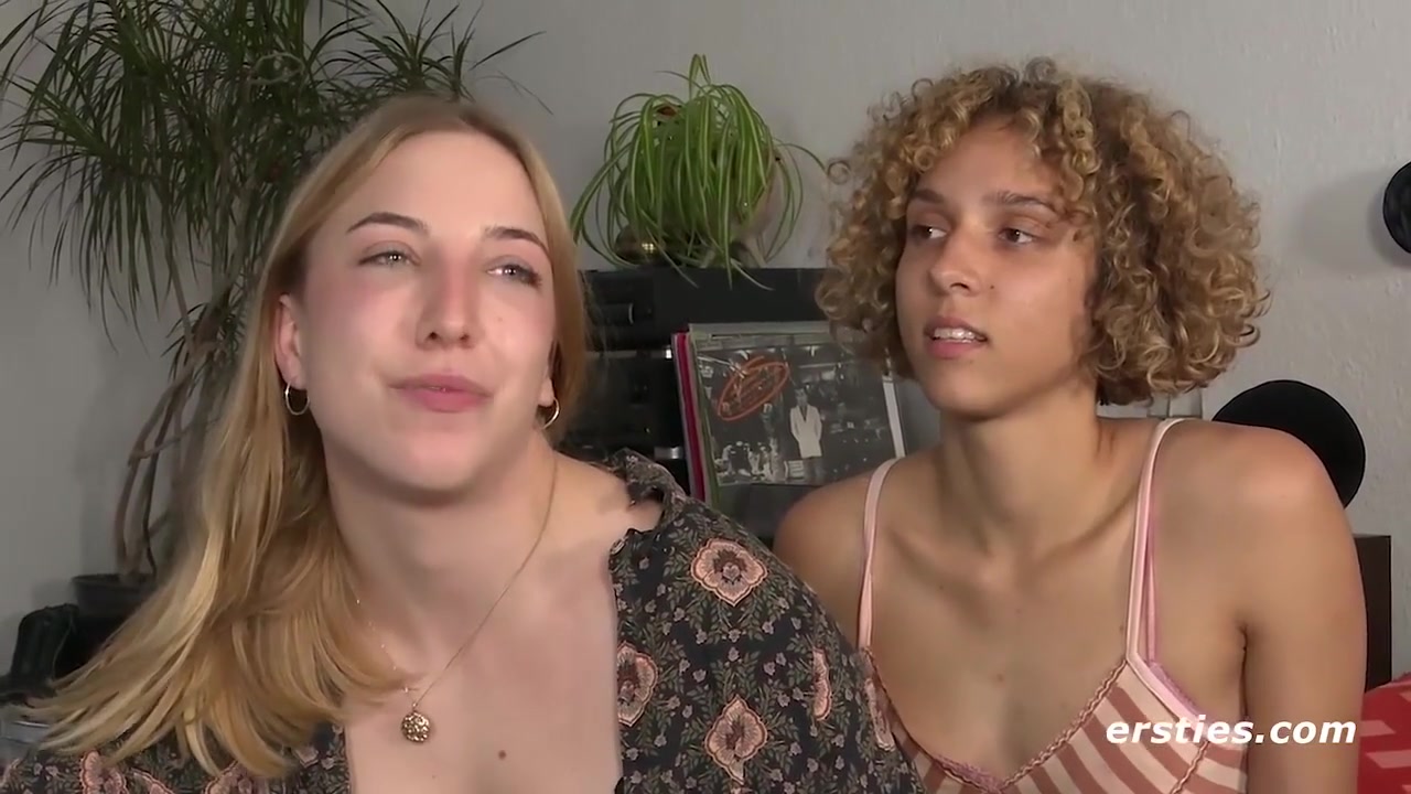 July Und Zoe B Haben Spab Mit Einem Doppeldildo