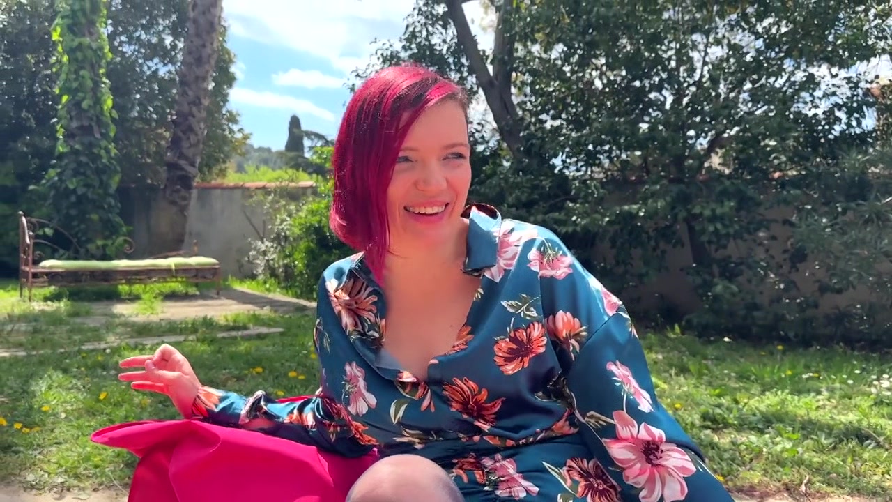 Red Lily engages in a very sapphic relationship... - Jacquie et Michel TV