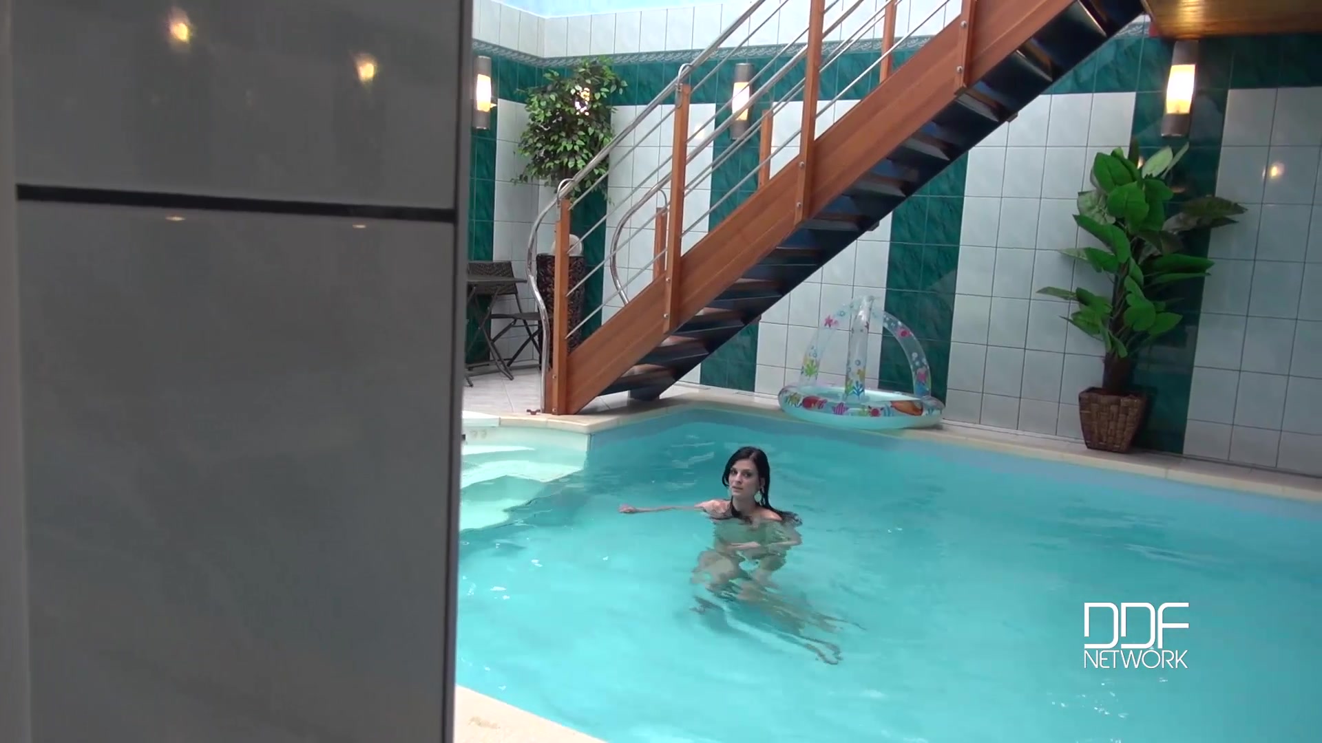 Lascivious Looks - A Cock Sucking Hottie At The Swimming Pool - PornWorld