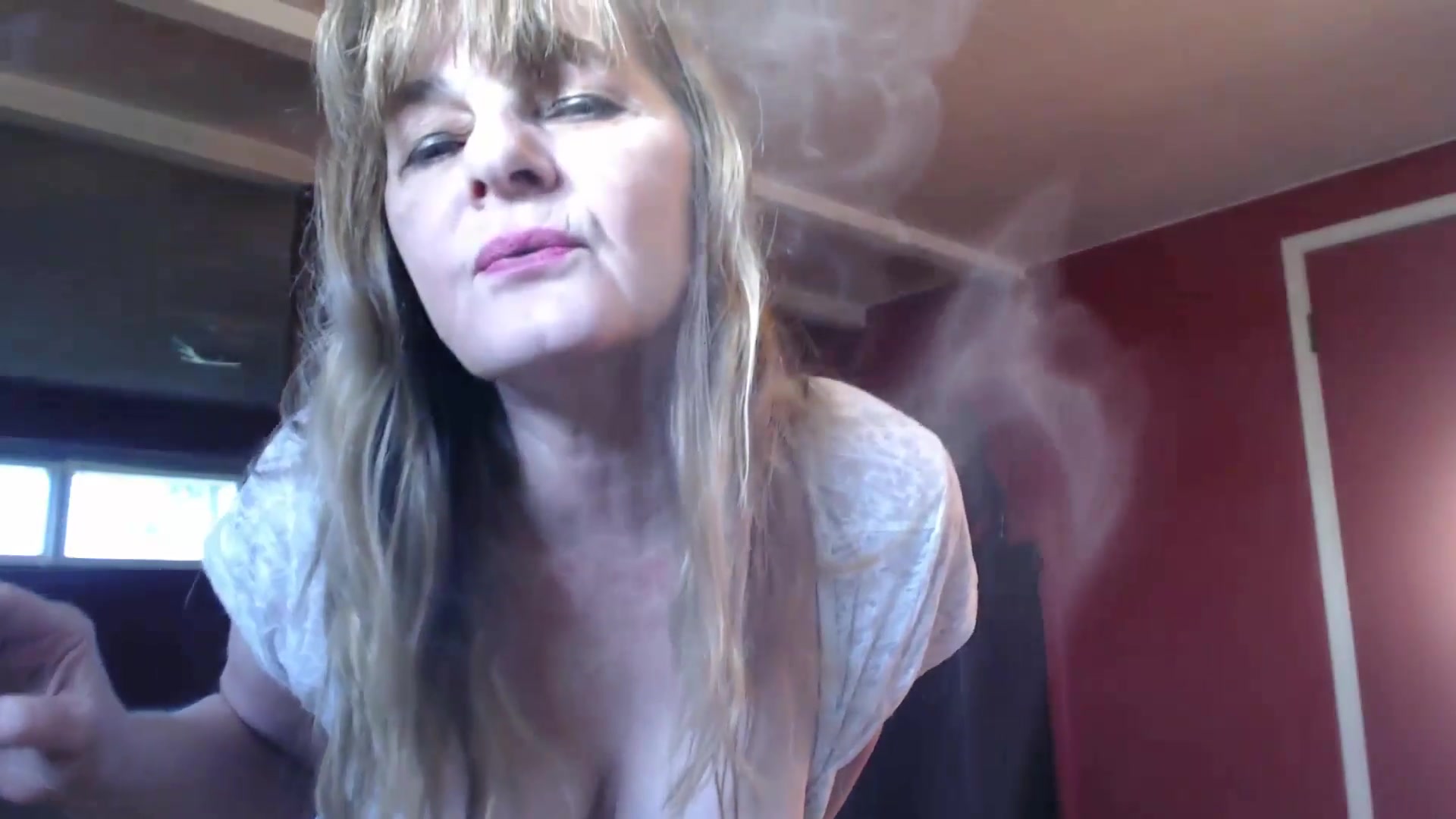 Milf Smoking Just For You - TacAmateurs