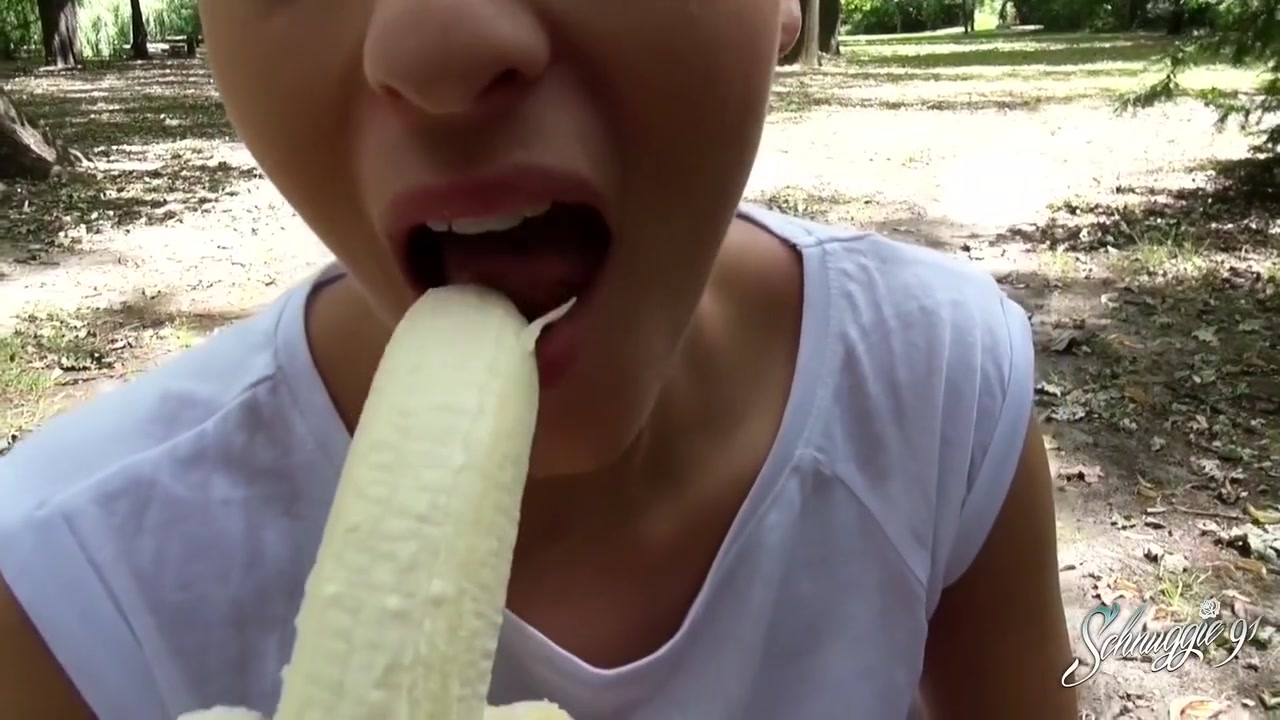 Mitten Im Park! Banane Als Ersatzschwanz