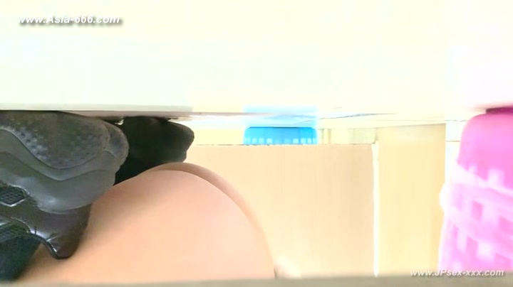 chinese girls go to toilet.***