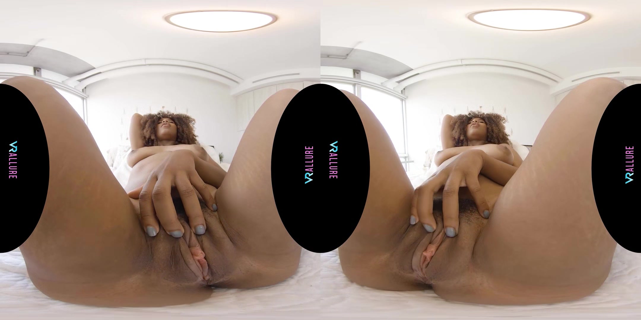 VRALLURE Come Hangout In My Bedroom!