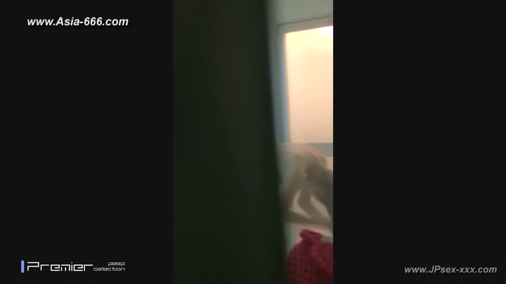 peeping chinese girls bathing.7