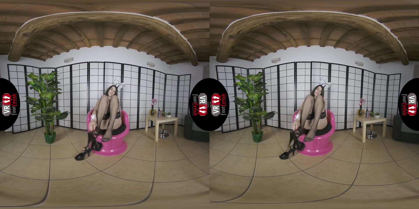 Big Ass Babe With An Amazing Ass Scarlett Enjoys Stuffing Her Dildo Deep Inside Her Shaved Muff In VR - VRFootFetish