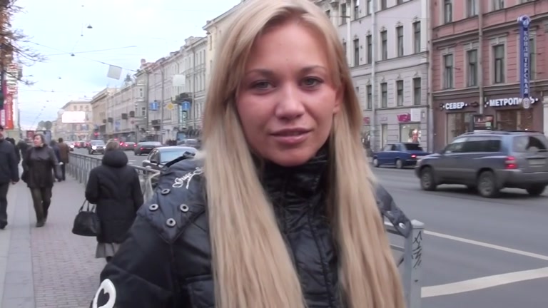 Blonde goes for risky outdoor blowjob