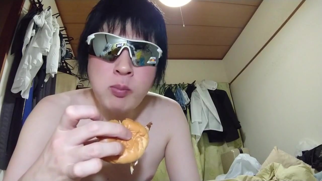 07/03 eating Hamburger While Drinking Beer