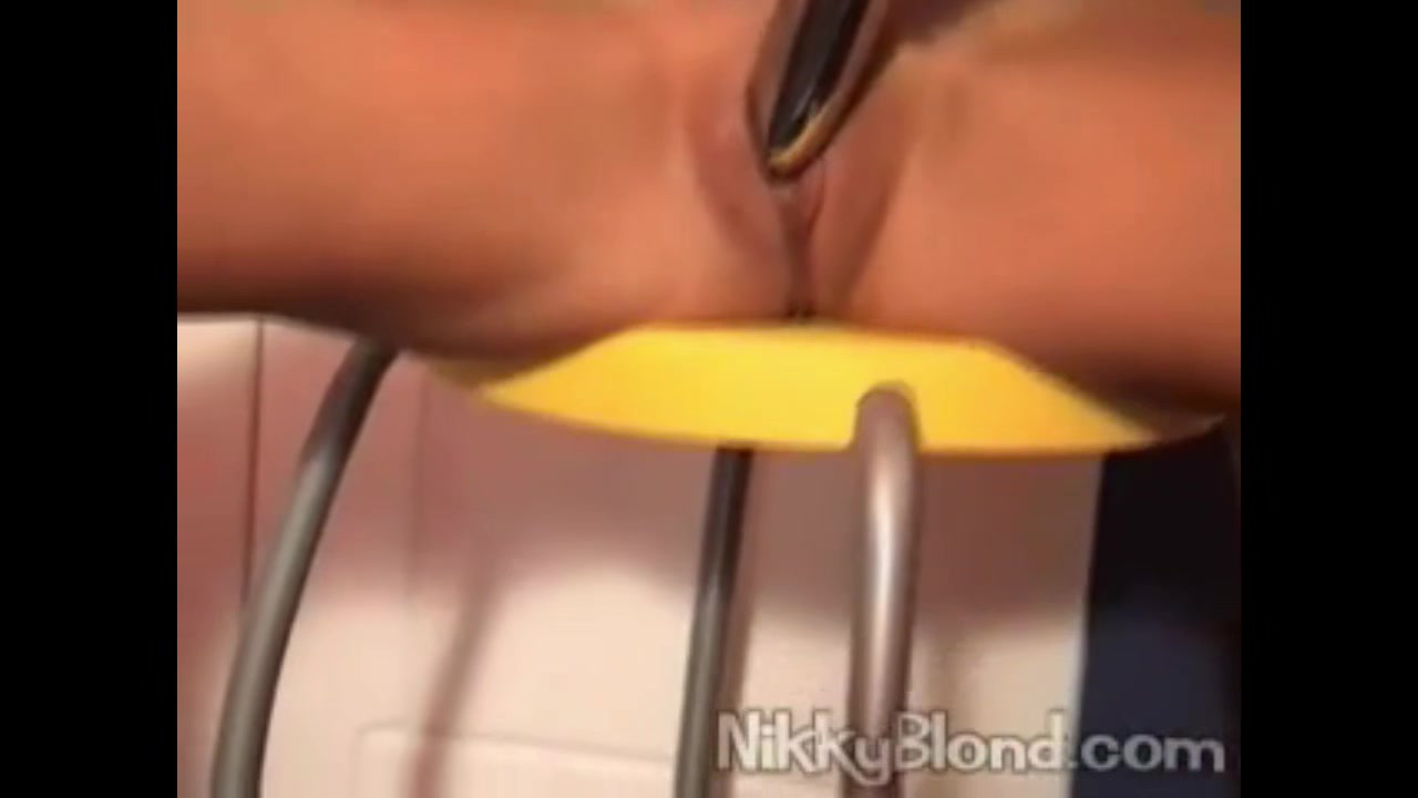 Nikky Blond masturbating with dildo bar until a guy arrive and Fuck her Deepback