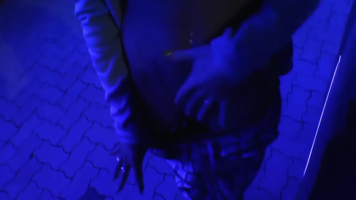 Anni Angel In Blasen Vor Den Bullen