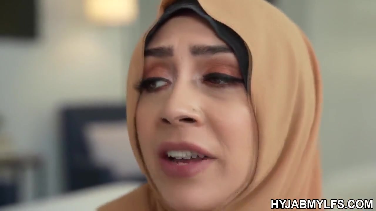Social Media Expert Helps Arab Woman
