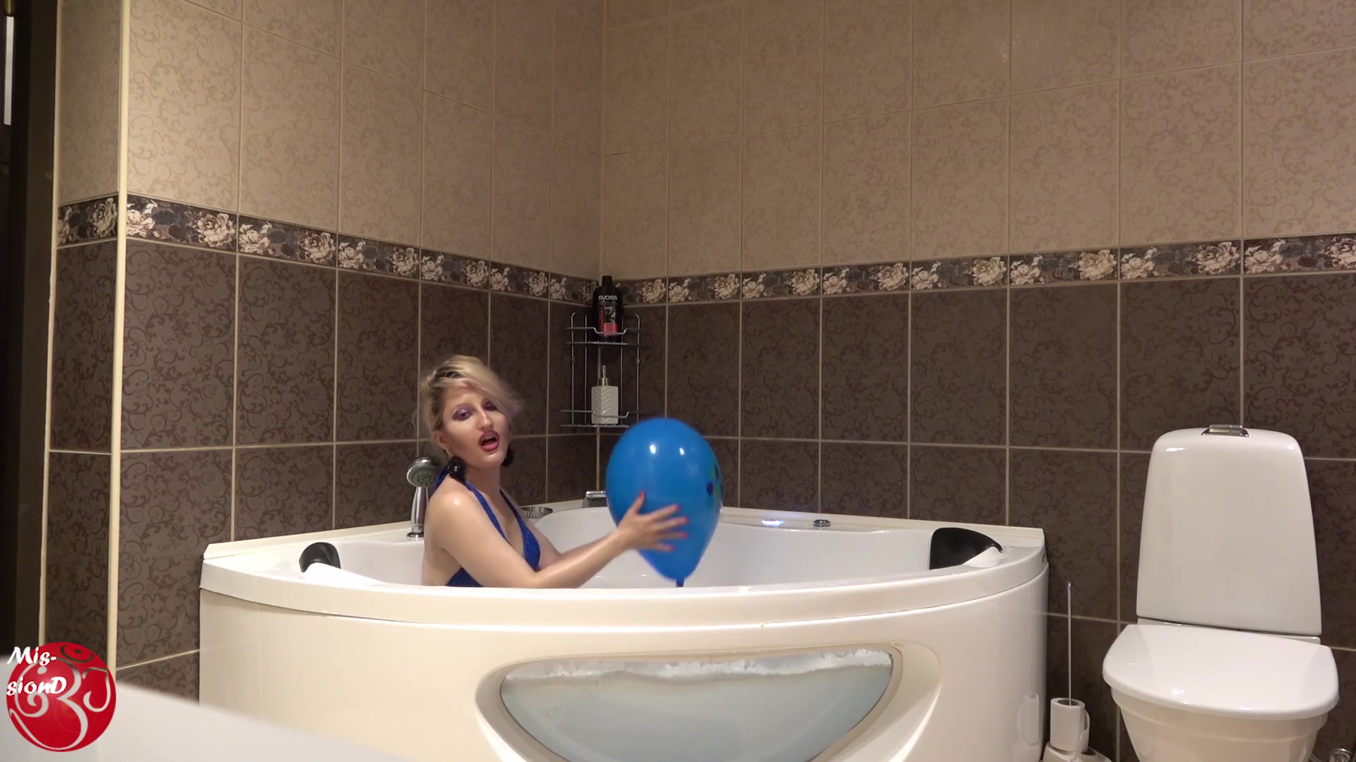Bathtub With Bubbles And Balloon - Sex Movies Featuring Findom Goaldigger