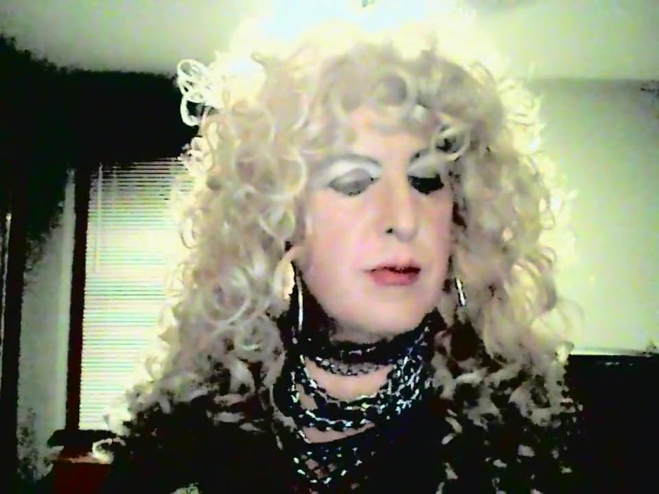 MzRoxy smoking fetish tranny