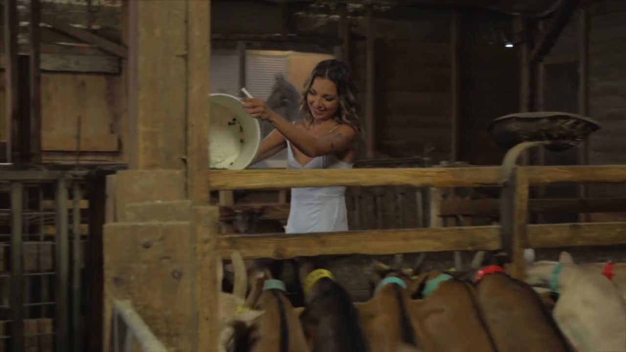 Aurora and Francesco's well-thought-out getaway - Jacquie et Michel TV