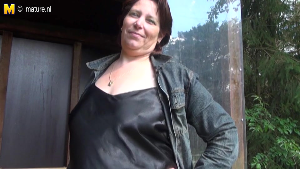 This Naughty Mama Loves To Suck Cock - MatureNL
