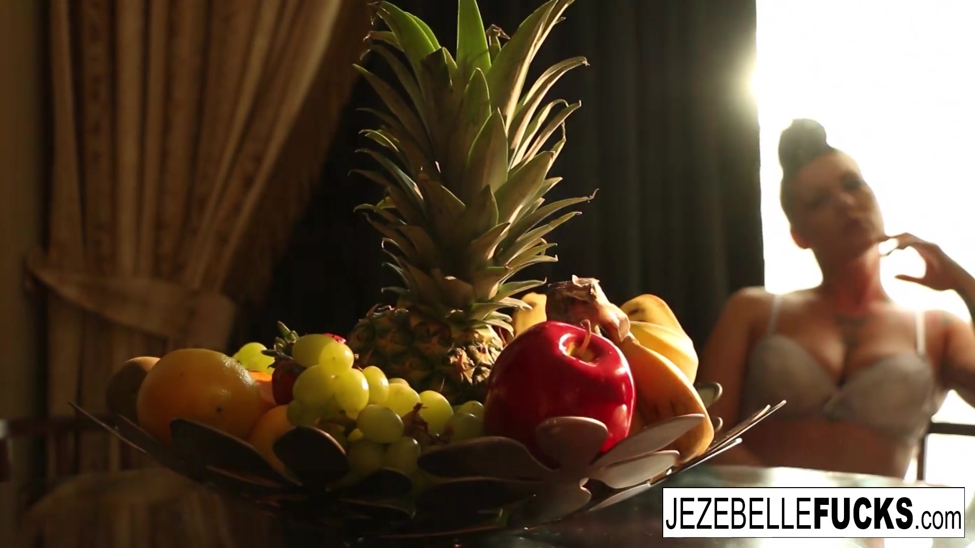 Jezebelle Bond Lynn Vega in Two Lesbians Share A Banana Before Making Each Other Cum - JezebelleBond