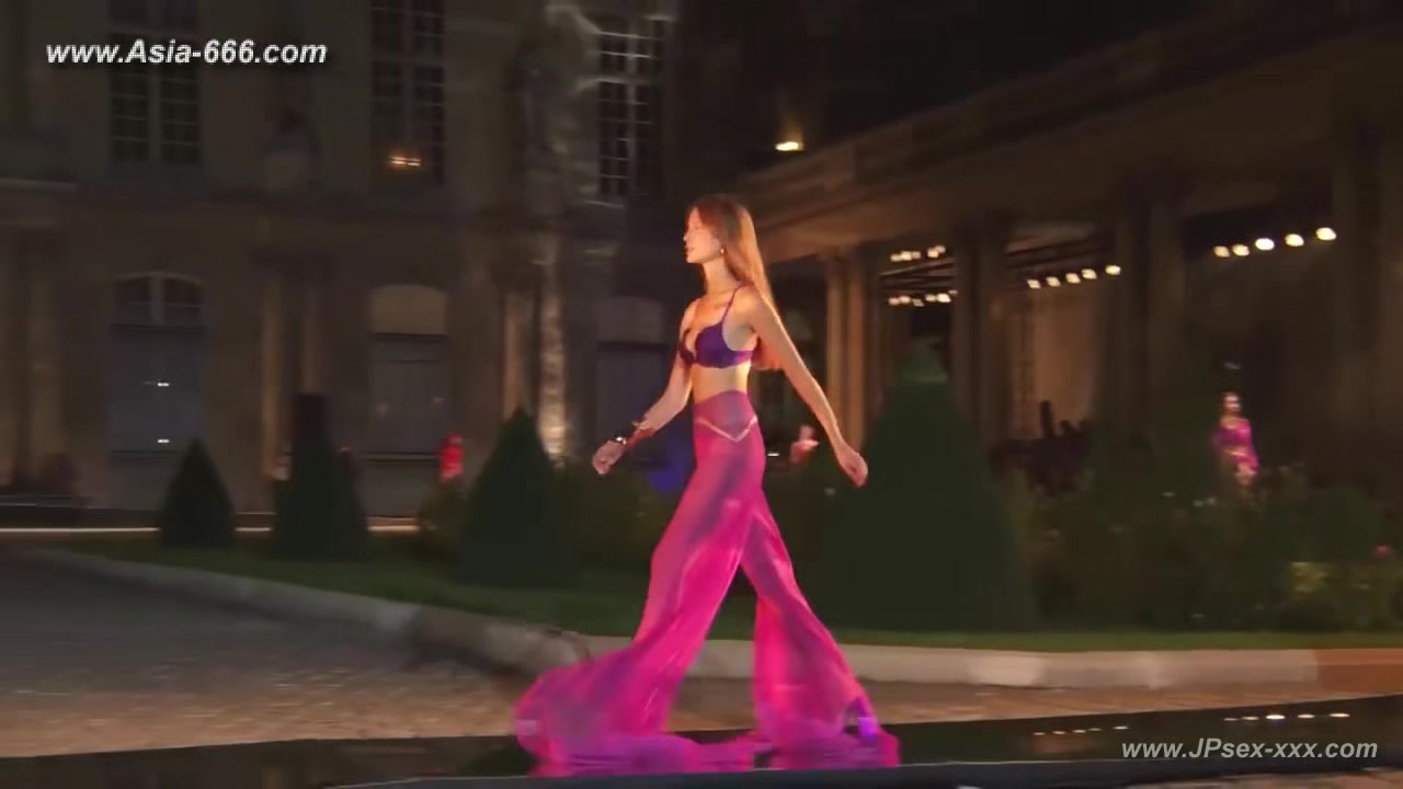 Braless Trends in Women's Fashion Style Compilation for Adventurous Dressers.5