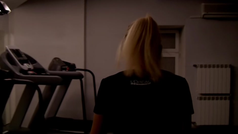 Sexy blonde gf doing sports and blowjob in the gym