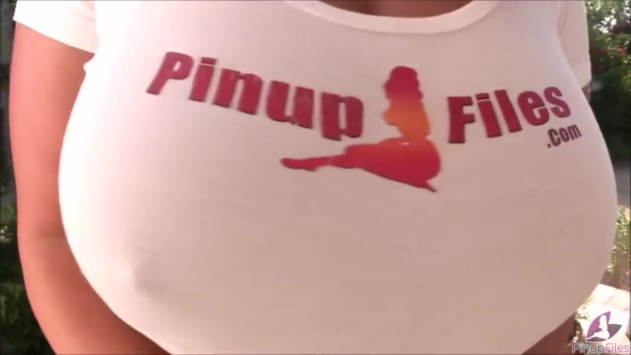 Sarah Randall In Is So Sexy In Flashing Her Natural Giant Tits