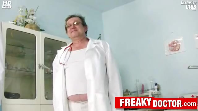 Czech babe Carmen Blue pussy spreader check up