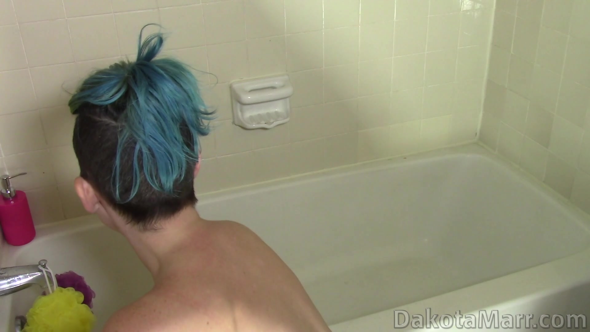 Spy On Zoes Bath - Dakota Marr