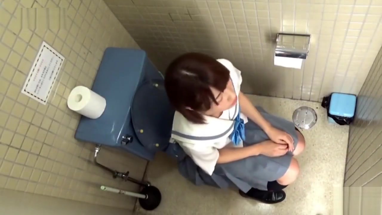 girls to masturbation in the toilet