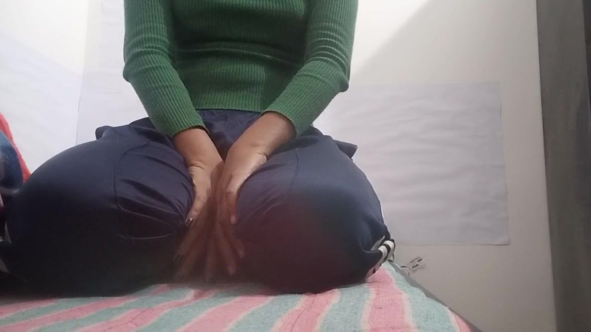Desi Girl Masturbates