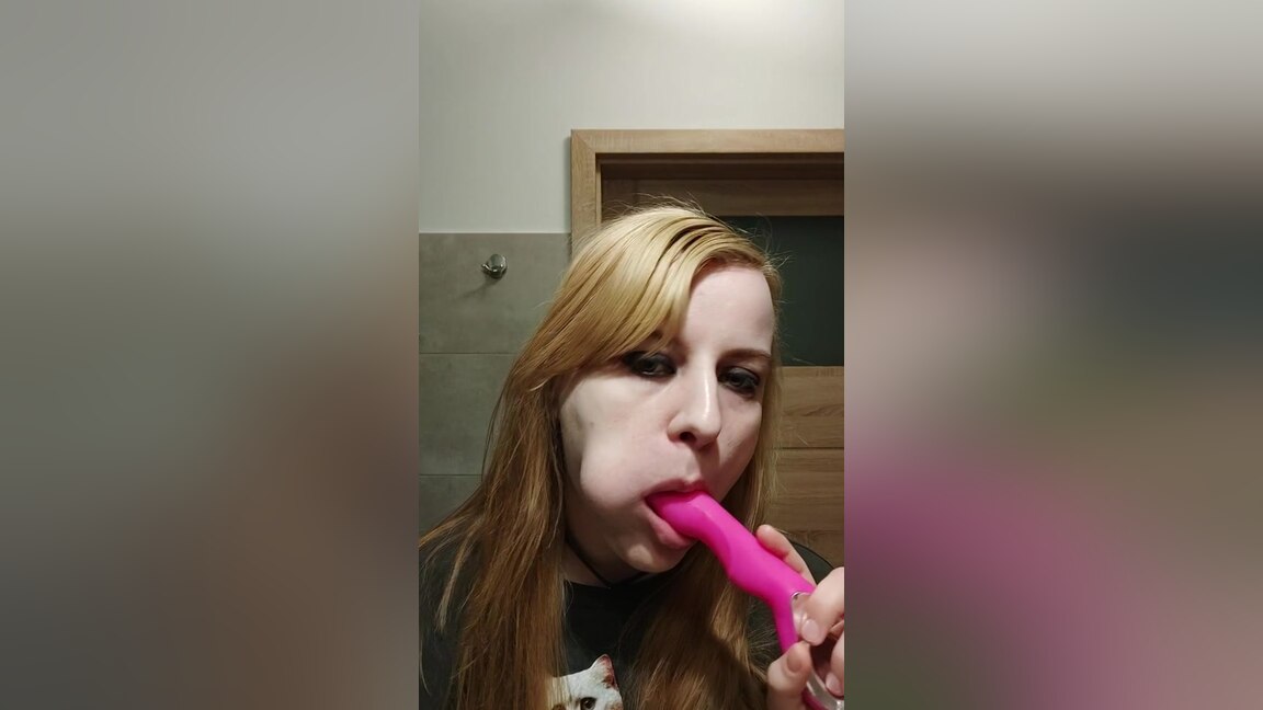 Saliva And Mouth Play - Kinky Amy