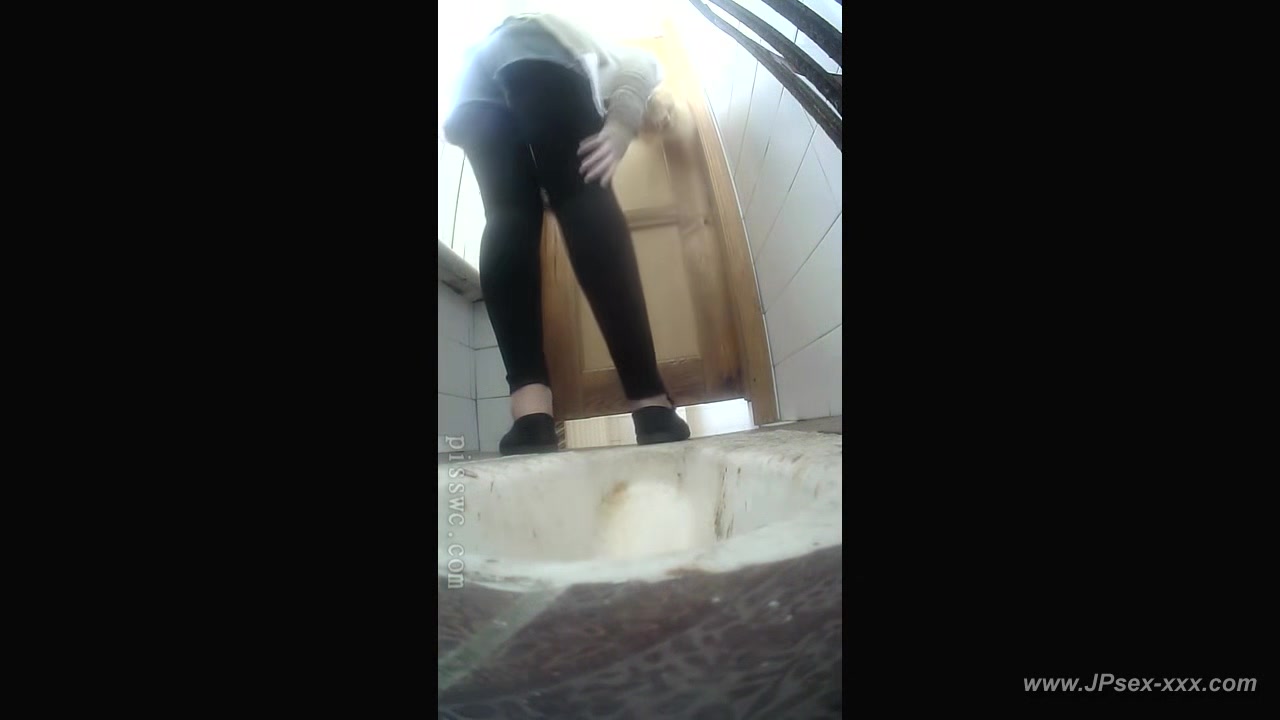 peeping blondes go to toilet.***