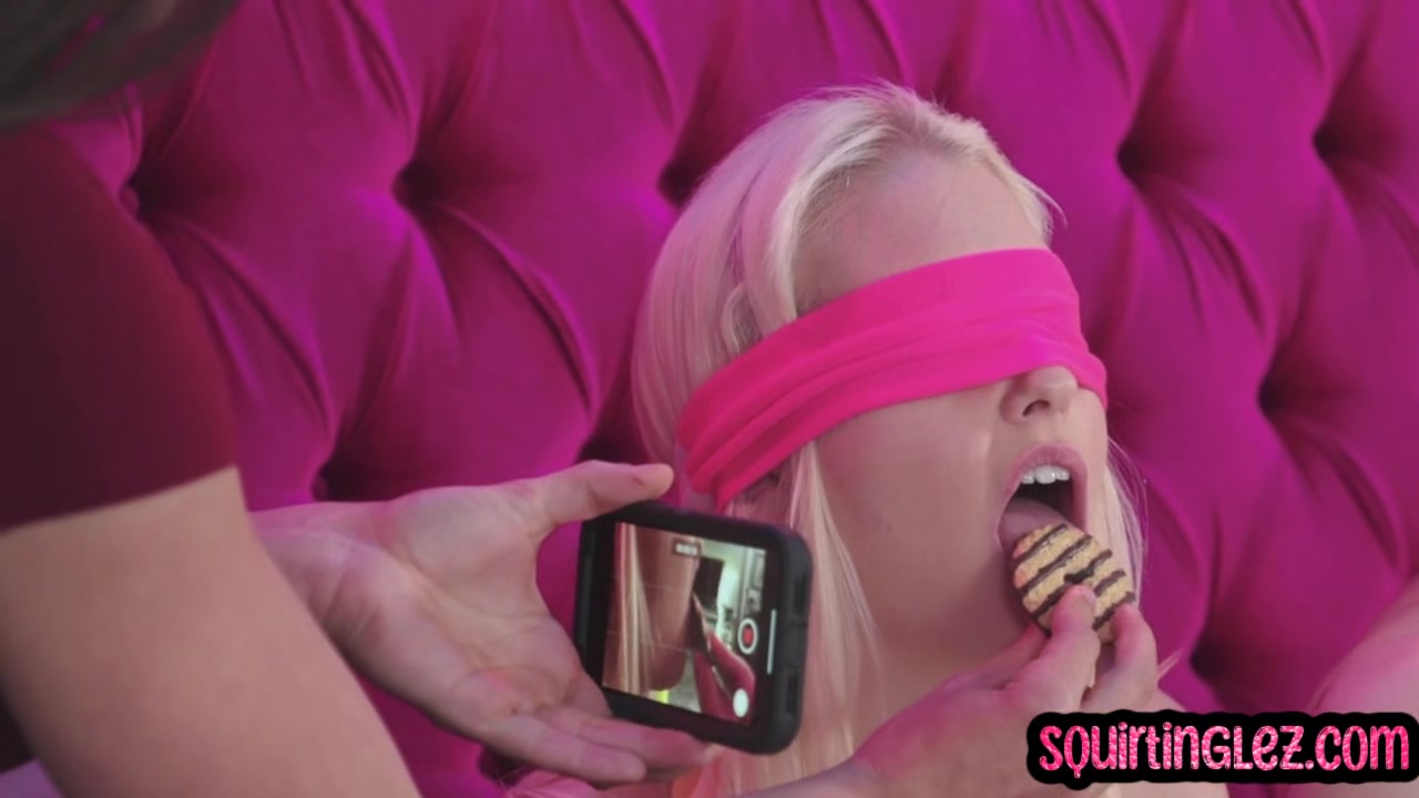 Squirting lesbos put fingers in pussies in threeway