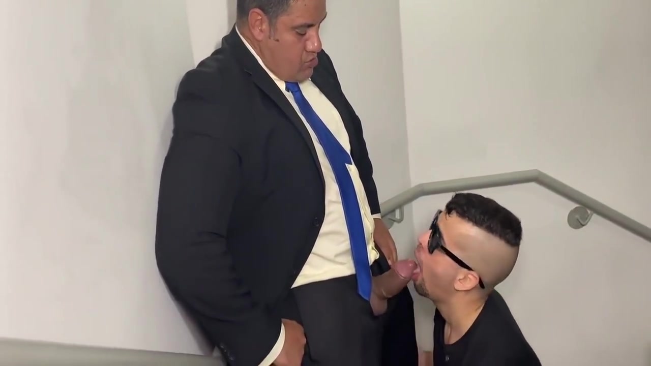 Nerd Lolzeiro And Yuri Gaucho In Fodendo O Puto Do Aplicativo De Pegacao - Sexo Gay Na Escada De Incendio - Urso Dotado Fodendo Nerd Jogador De Lol
