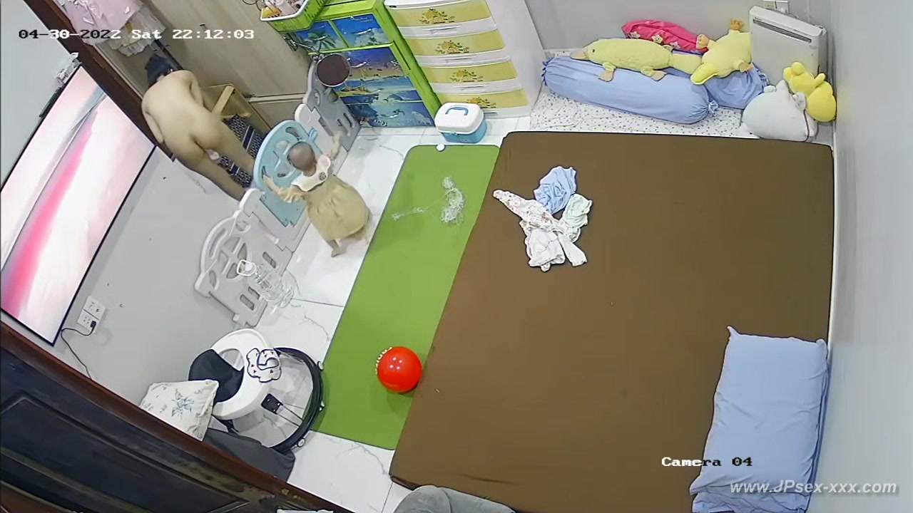 Hackers use the camera to remote monitoring of a lover's home life.599