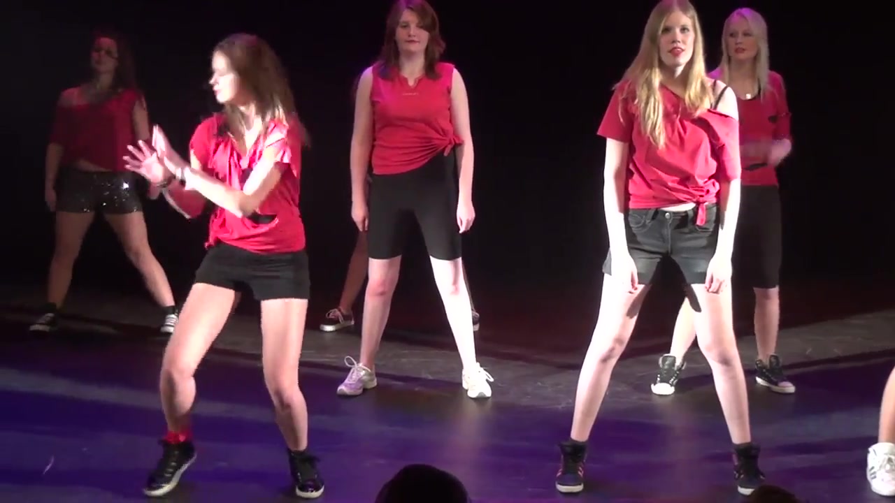 Karlijn Verhagen dancing