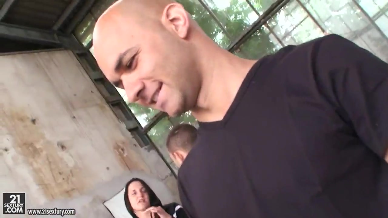 Gorgeous model Shalina Divine has graceful gait and blowjob techniques