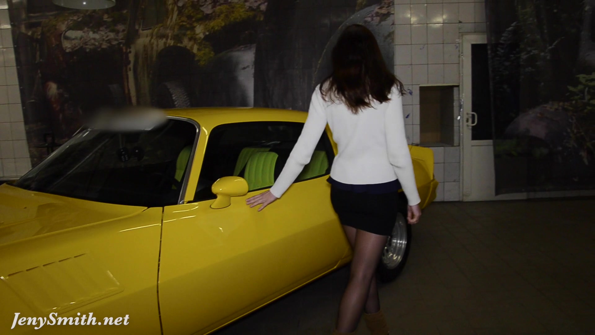 Jeny Smith undresses at public show room