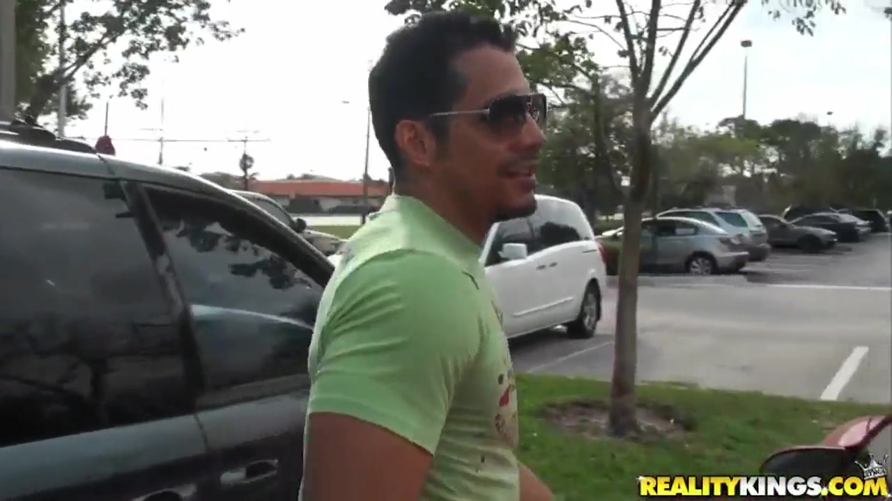 A stud takes his fine Latina lady shopping
