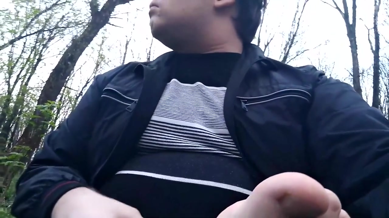 Artem Soset Sam Sebe Drochit Nogami Lizhet Nogi V Lesu Self Suck Autofellatio Self Footjob