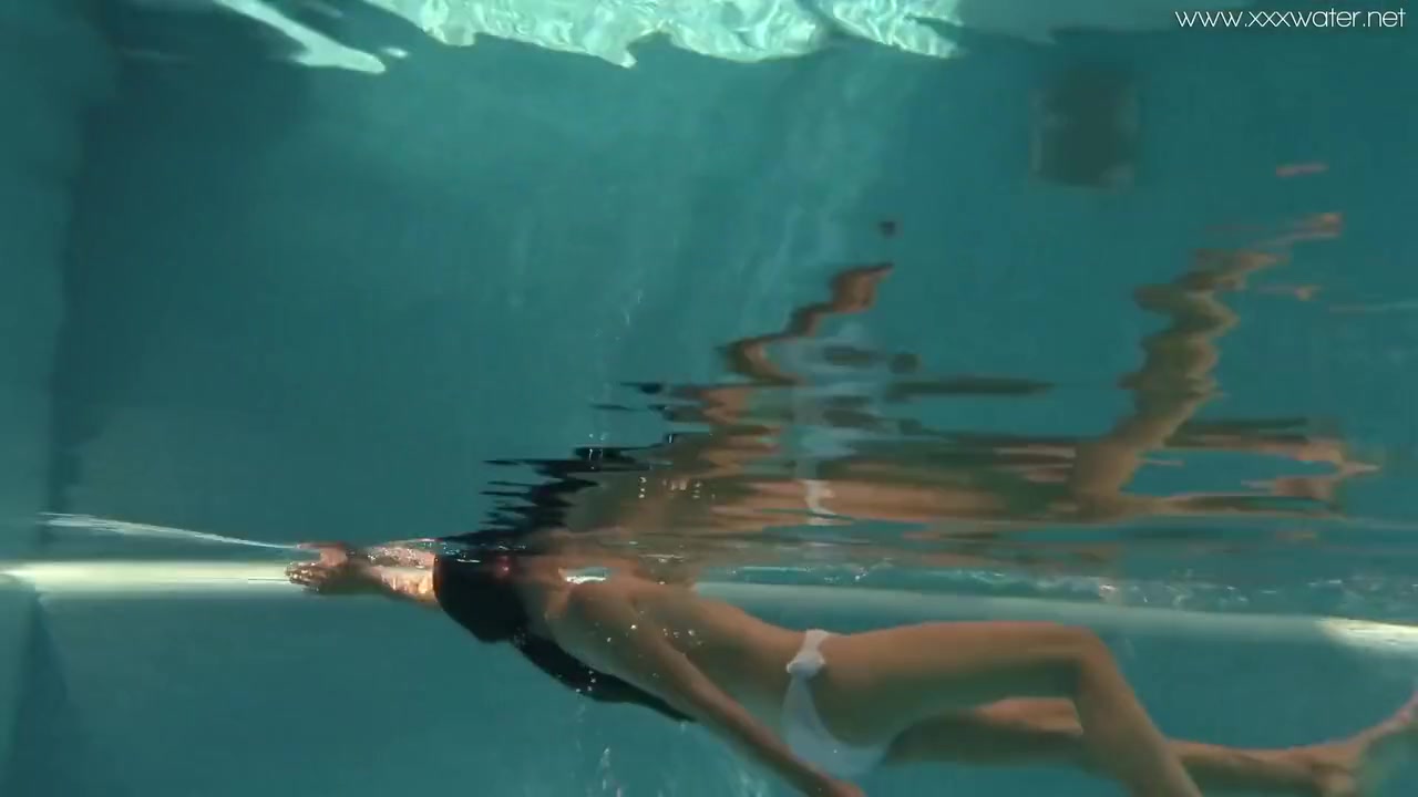 Stefanie Moon In Swims Nude In The Pool
