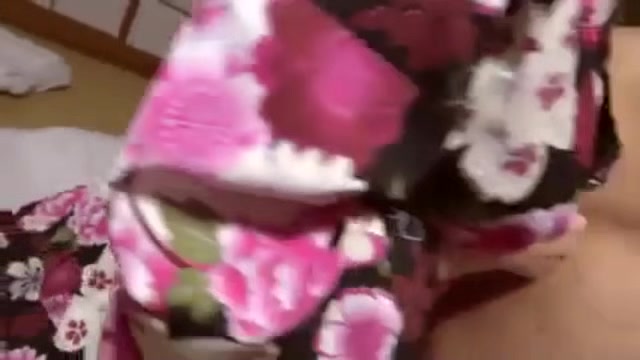 04933,A woman who screams in agony