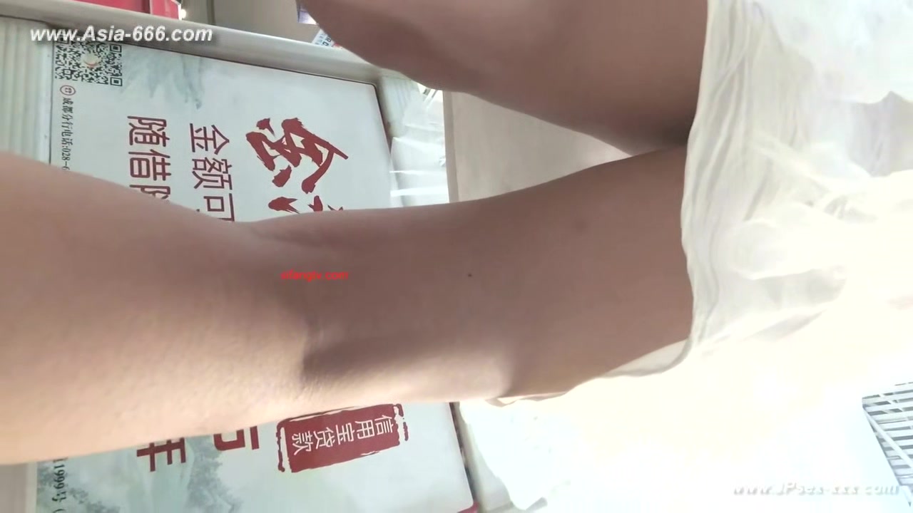 peeping chinese amateur upskirt.103