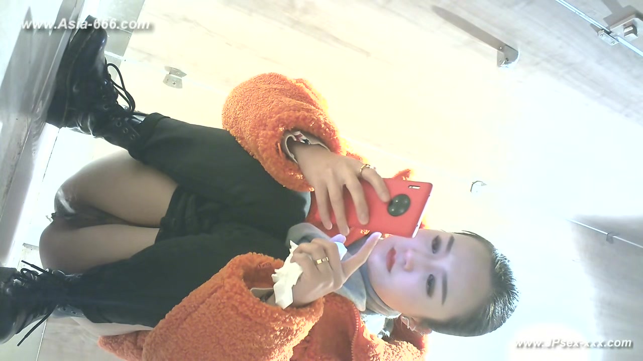 chinese girls go to toilet.322