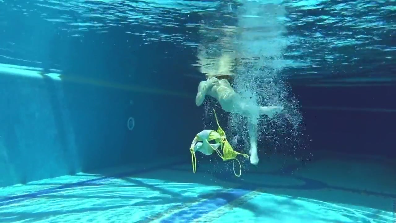 Nicole Pearl In Milf Babe Shaking Ass Underwater