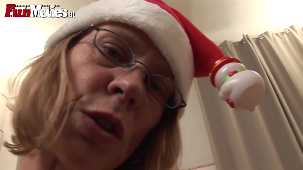 Horny Mature pegging Granny Xmas