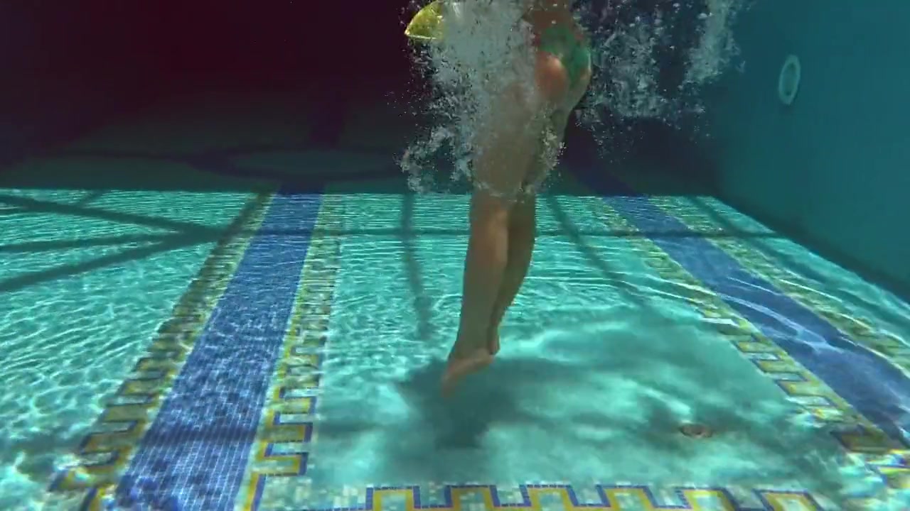 Nicole Pearl In Milf Babe Shaking Ass Underwater