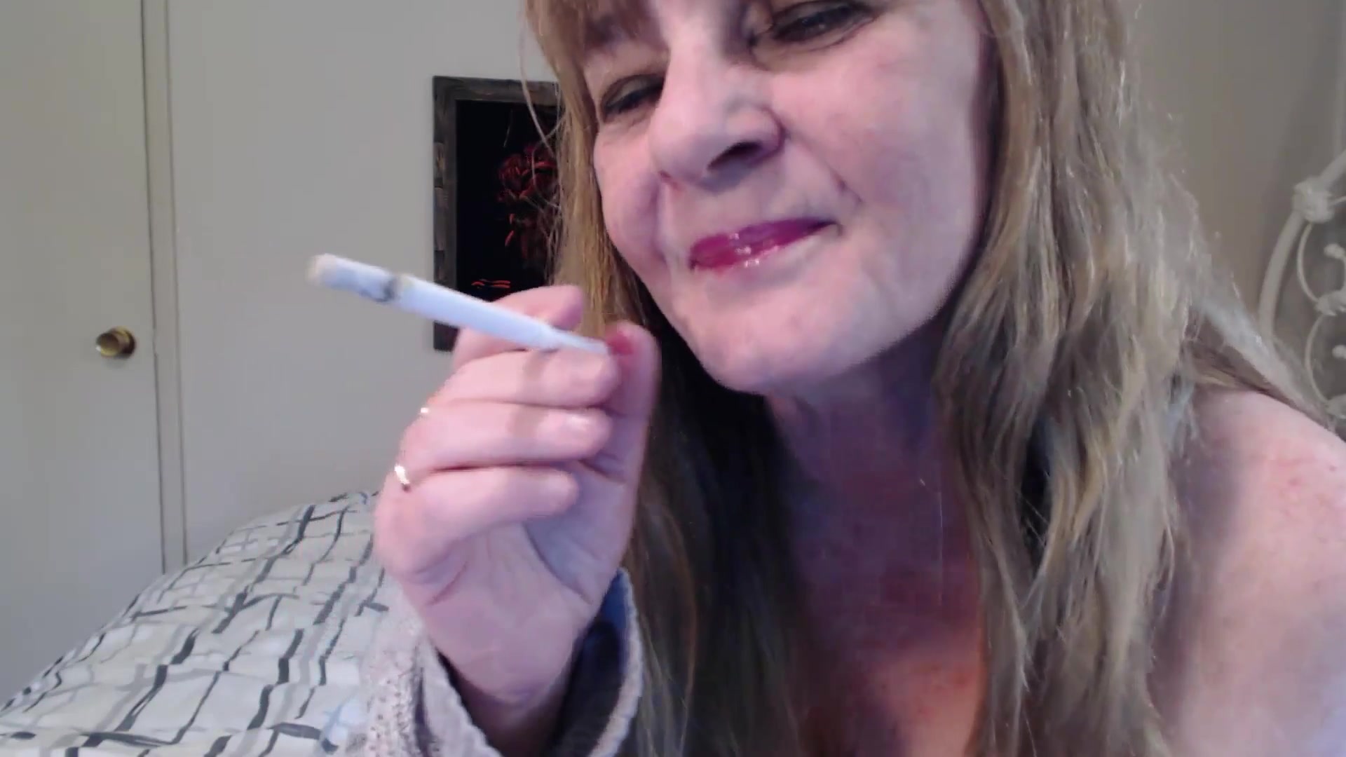 Glossy Lips Smoking - TacAmateurs