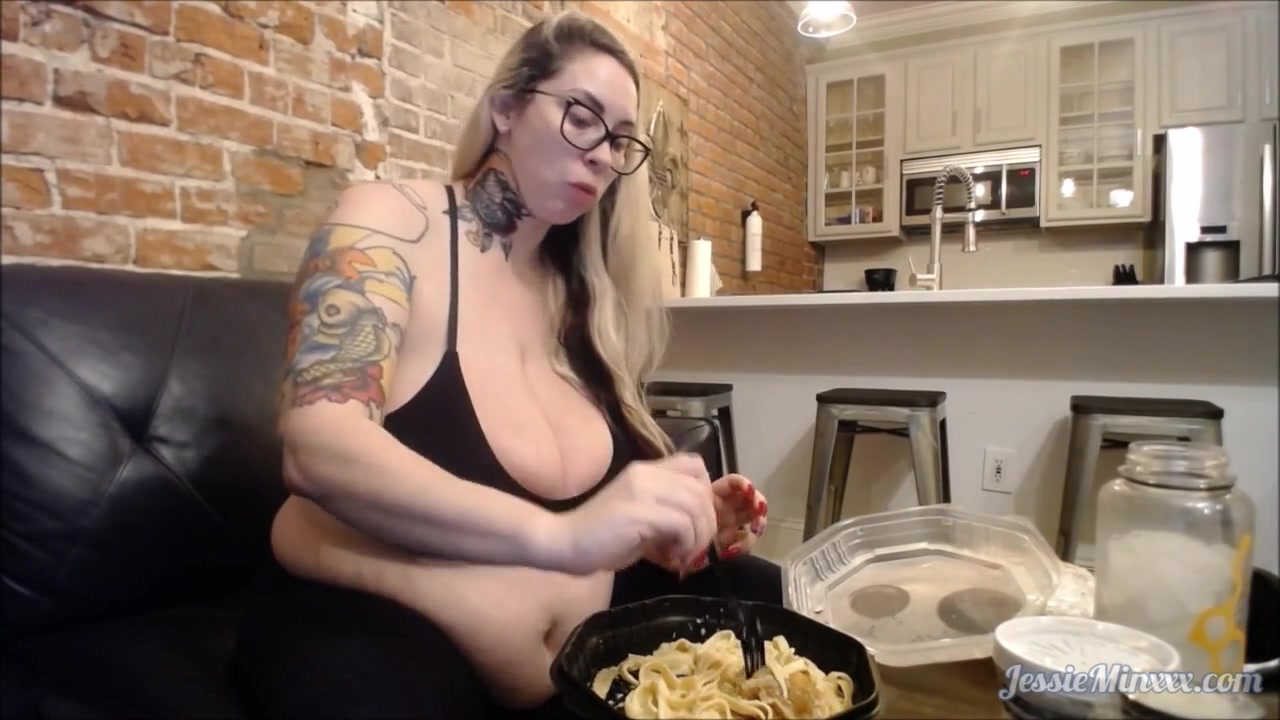 Jessie Eats Food In New Orleans